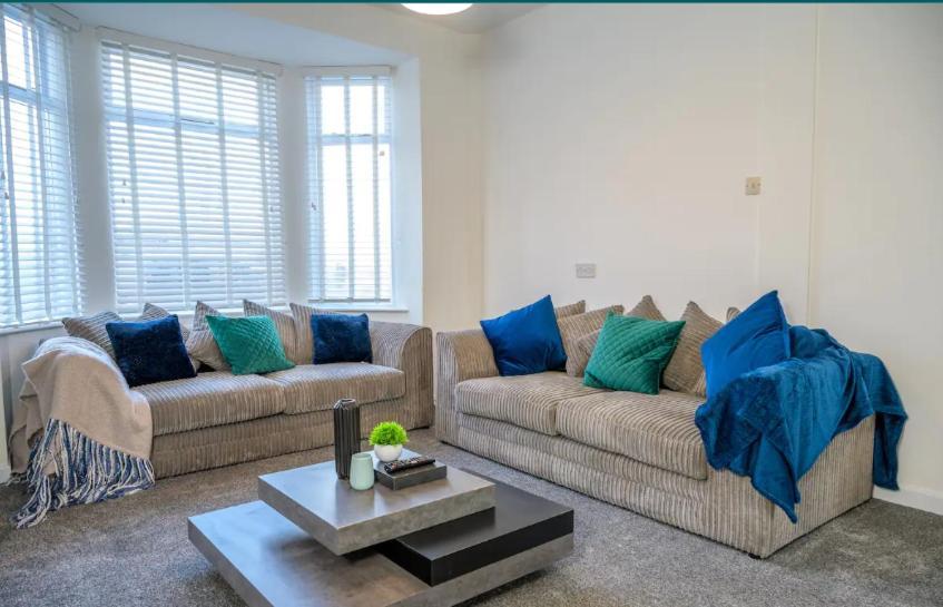 Large 7 Bedroom Town House In Chester City Centre エクステリア 写真