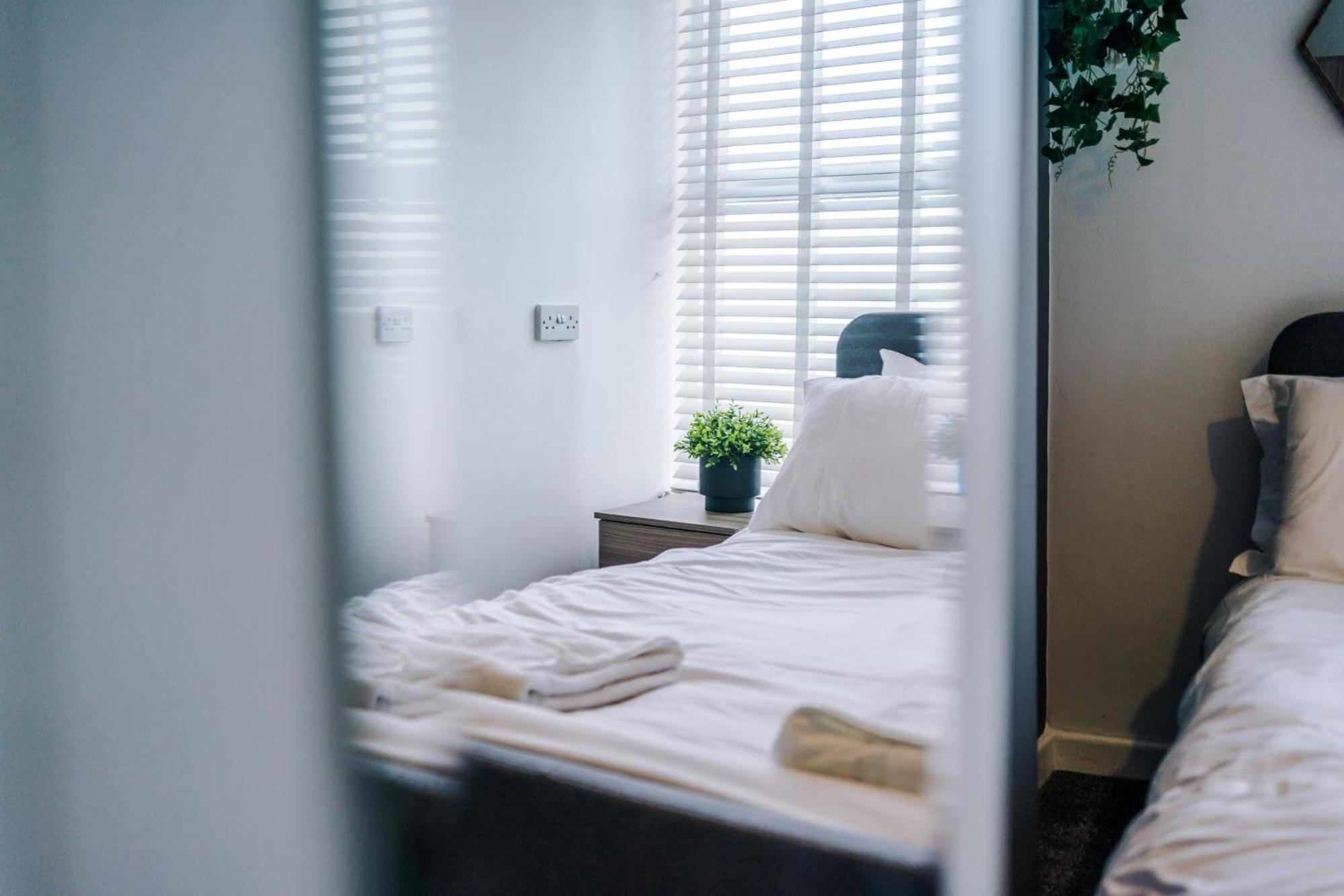 Large 7 Bedroom Town House In Chester City Centre エクステリア 写真