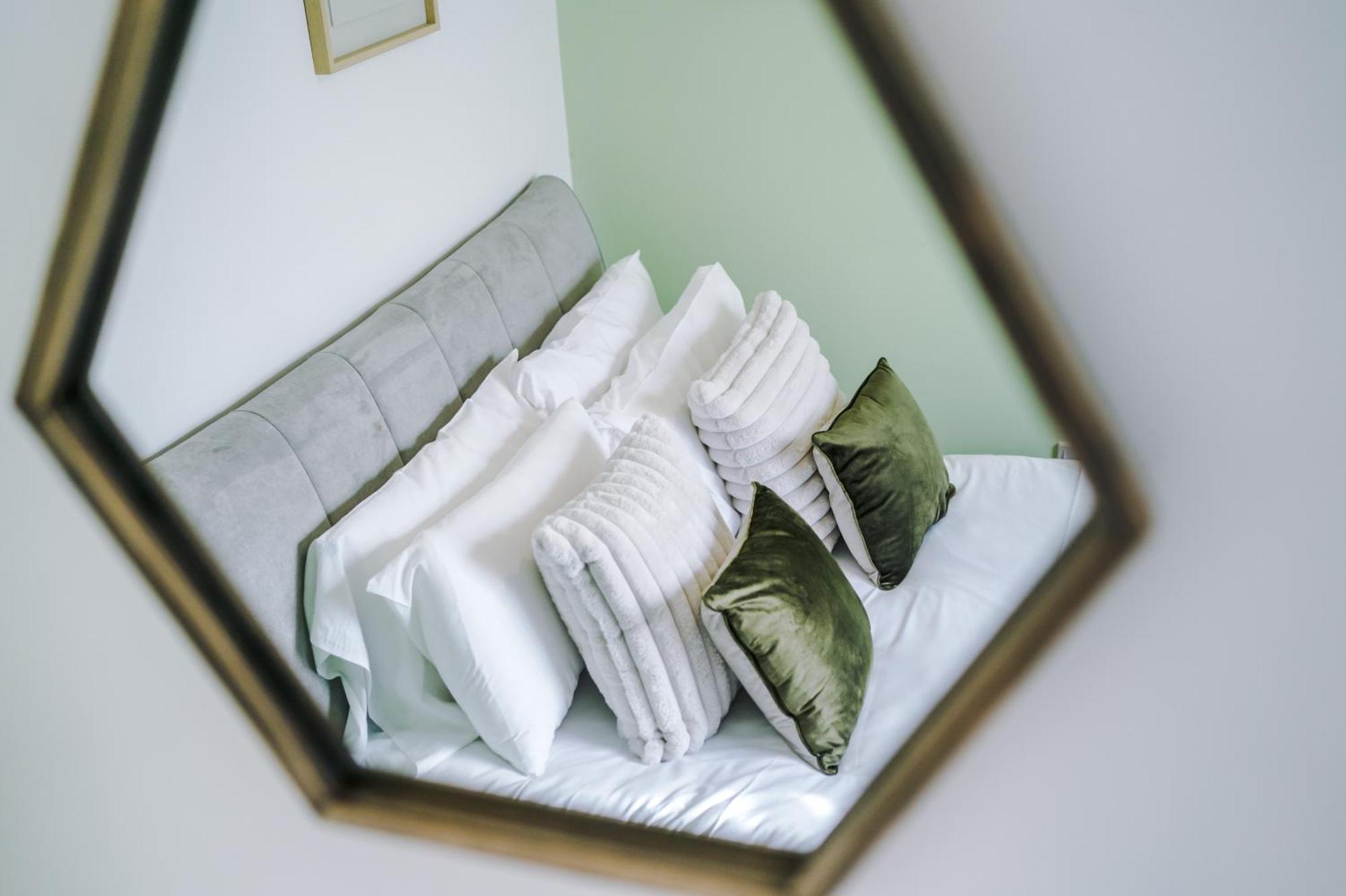Large 7 Bedroom Town House In Chester City Centre エクステリア 写真