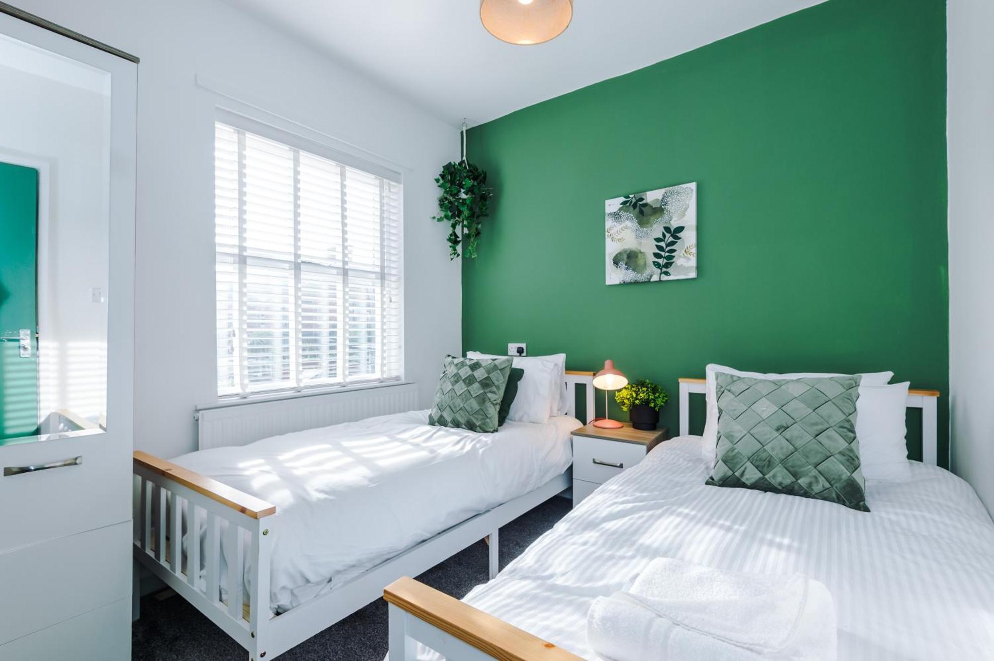 Large 7 Bedroom Town House In Chester City Centre エクステリア 写真